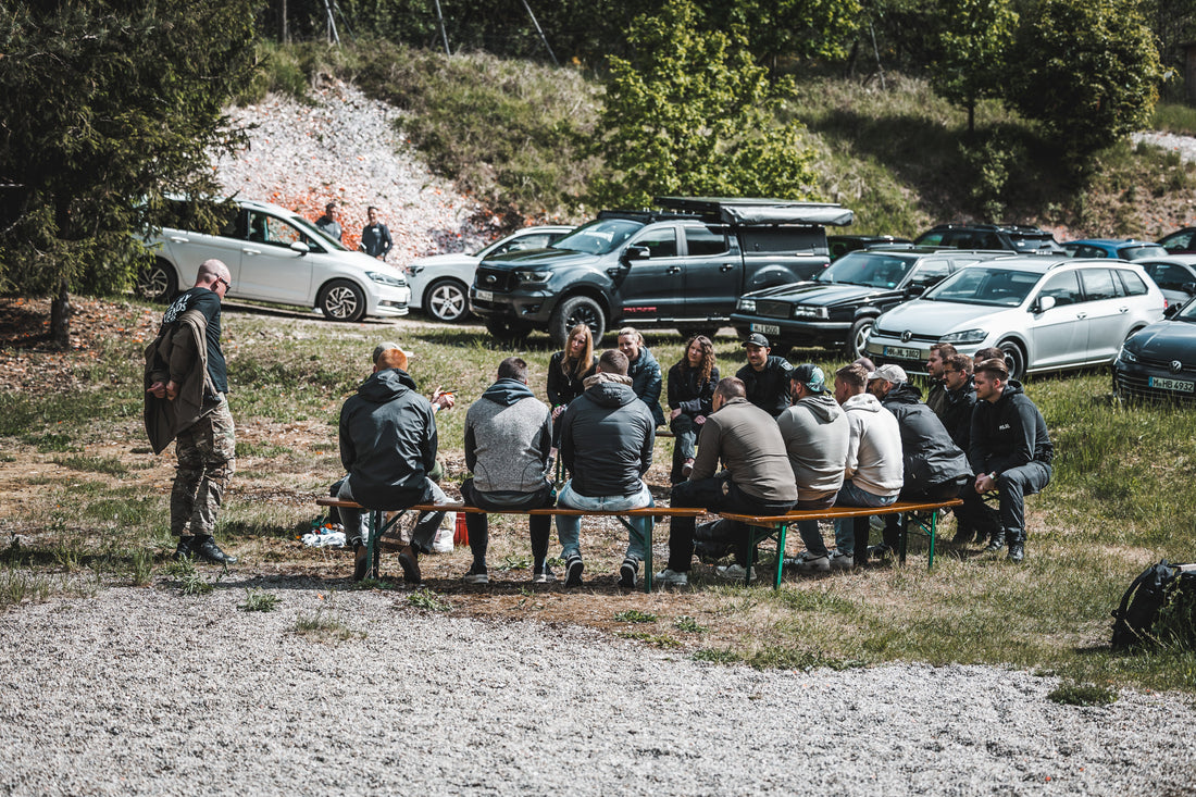 Teilnehmer einer Stop-the-Bleed-Schulung der Active Resilience Academy